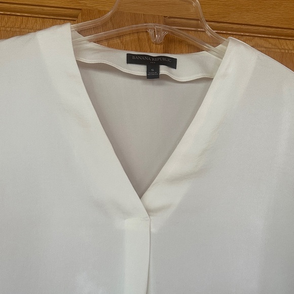 Banana Republic Cream V-Neck Blouse - Picture 2 of 3